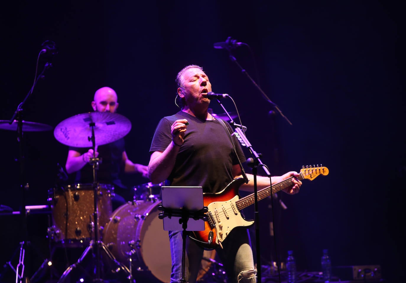 La banda de Carlos Goñi en formato trío ofreció un intenso concierto en el Teatro Campoamor repleto de sus temas imprescindibles.