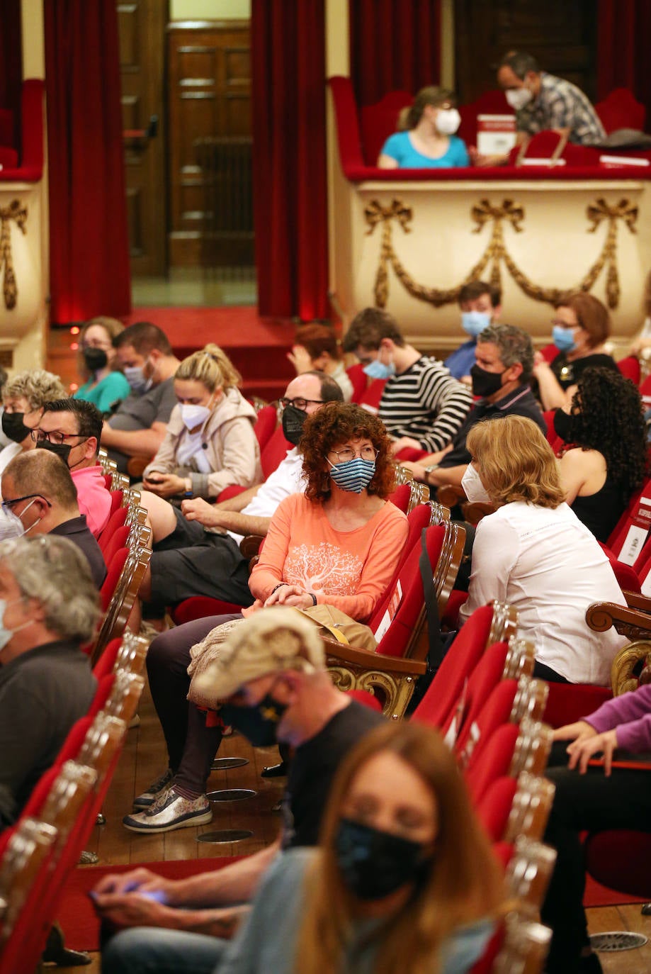 La banda de Carlos Goñi en formato trío ofreció un intenso concierto en el Teatro Campoamor repleto de sus temas imprescindibles.