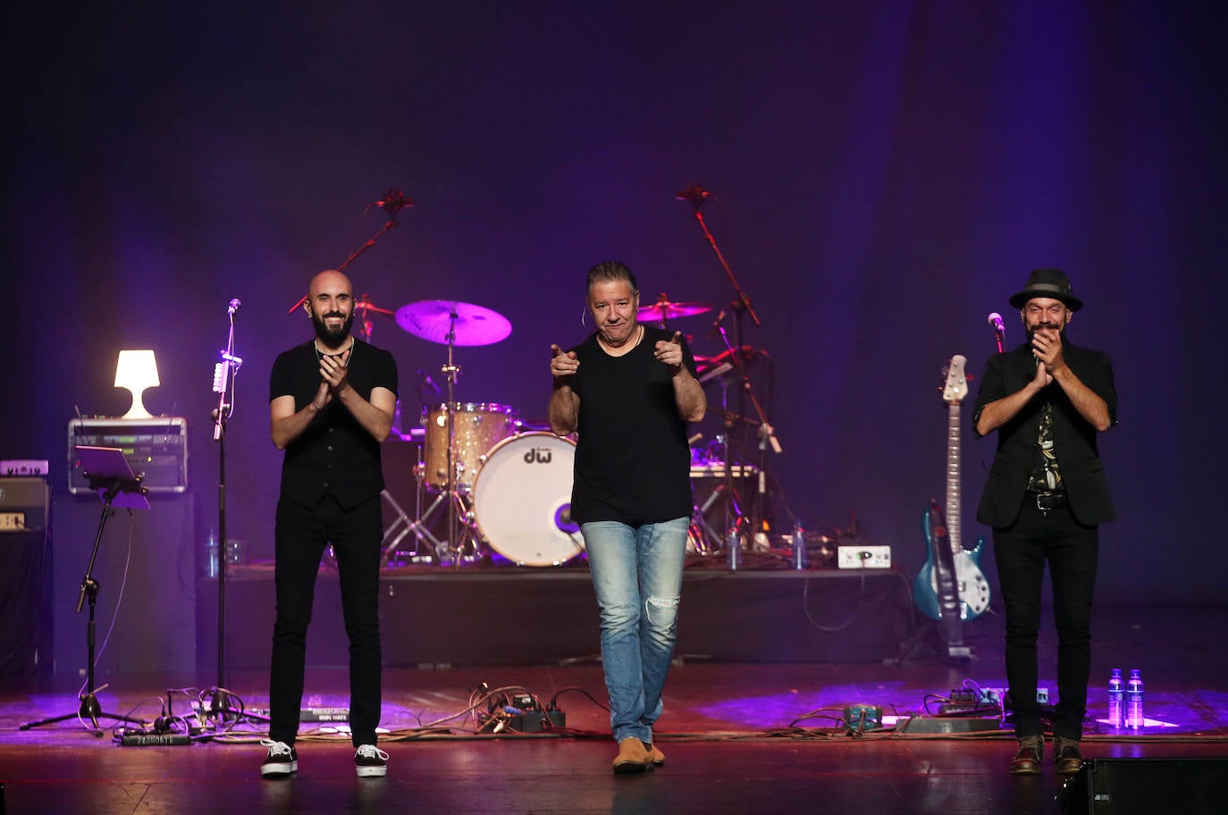 La banda de Carlos Goñi en formato trío ofreció un intenso concierto en el Teatro Campoamor repleto de sus temas imprescindibles.