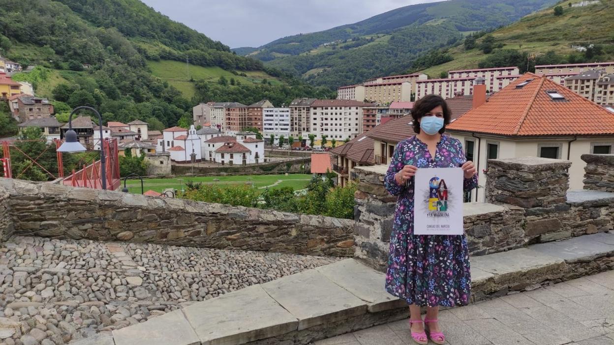 La edil Laura Álvarez, con el cartel de los festejos. 