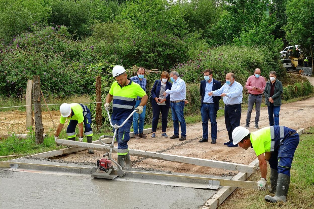 Iván Allende, Pilar Varela, Emilio García Longo, Pedro Fernández-Raigoso, Ramón Canal y Álvaro Palacios visitan las obras que los operarios del plan de empleo están ejecutando en un camino de San Juan de Parres. 