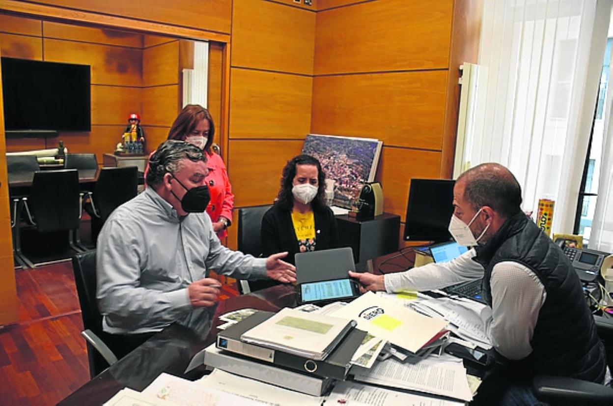 El alcalde, Ángel García: Tamara Menéndez; la edil Ana Nosti, y el secretario Hermenegildo Fanjul. 