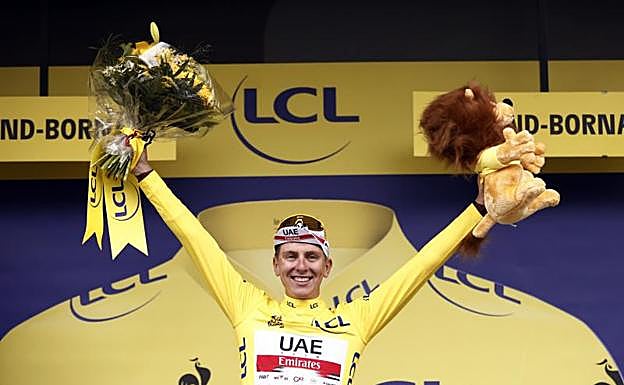 Tadej Pogacar, en el podio con el maillot amarillo de líder del Tour. 