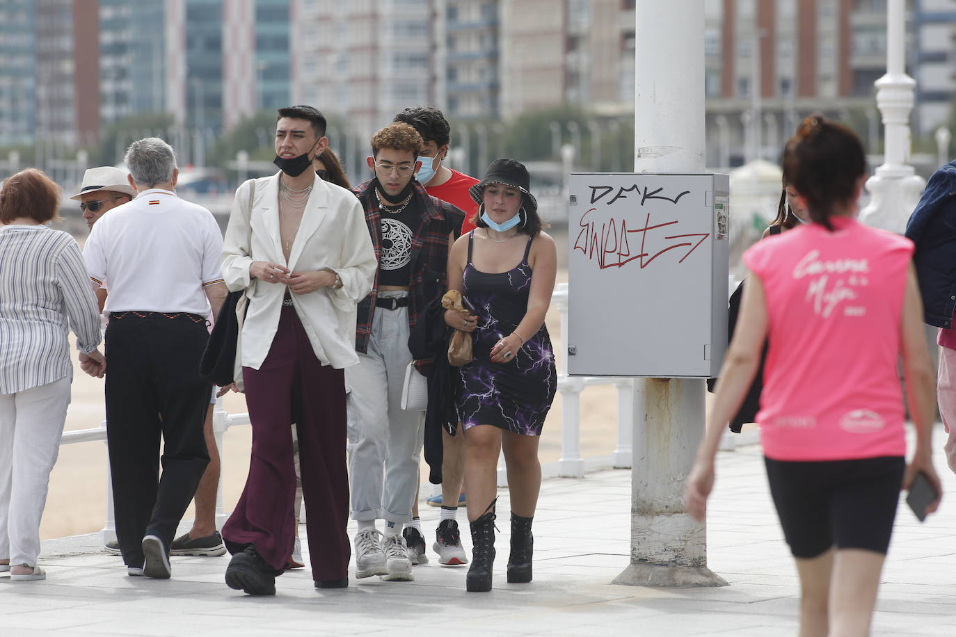 Terrazas, playas y paseos llenos en un domingo en el que el sol y el calor han tomado protagonismo en Gijón 