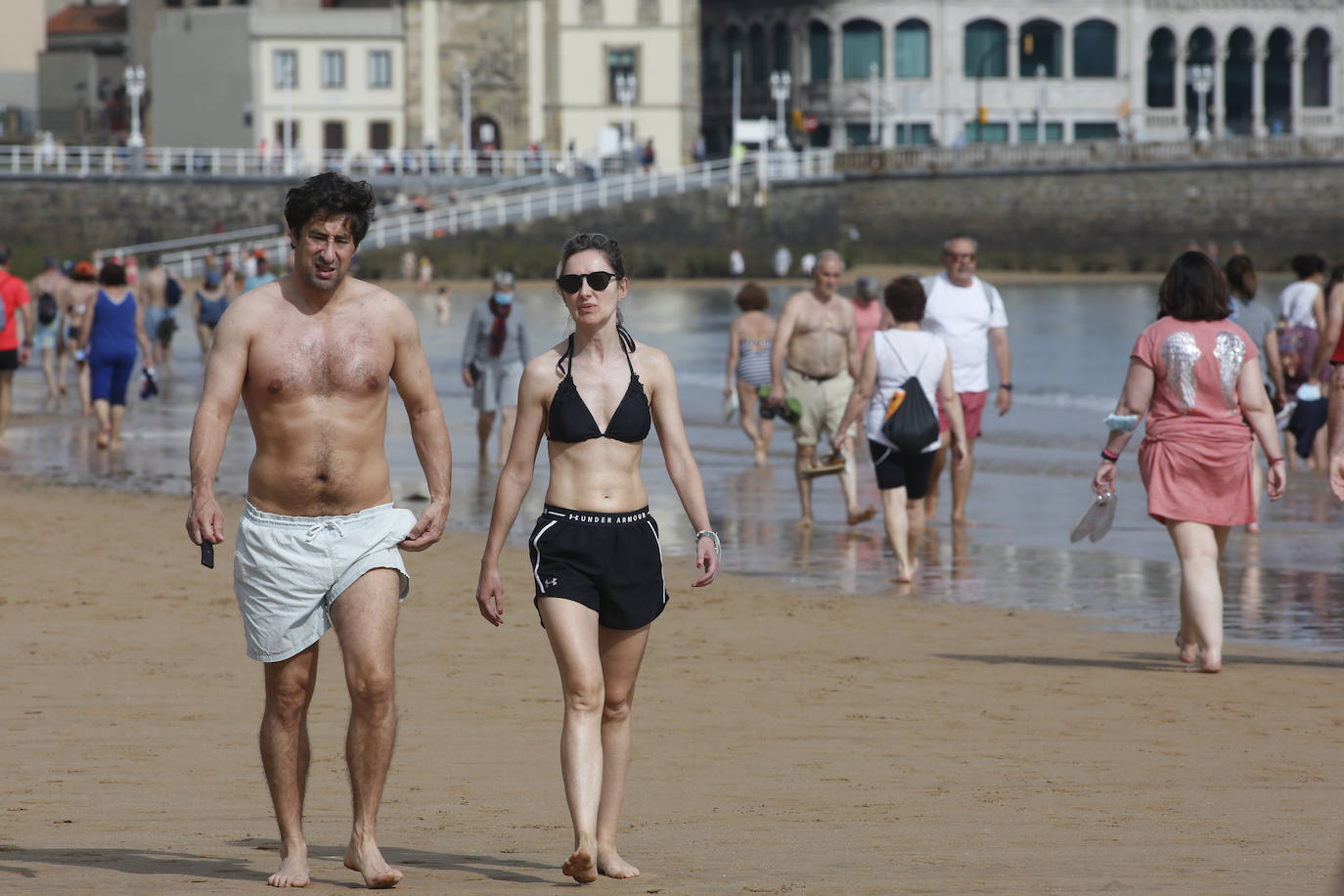 Terrazas, playas y paseos llenos en un domingo en el que el sol y el calor han tomado protagonismo en Gijón 