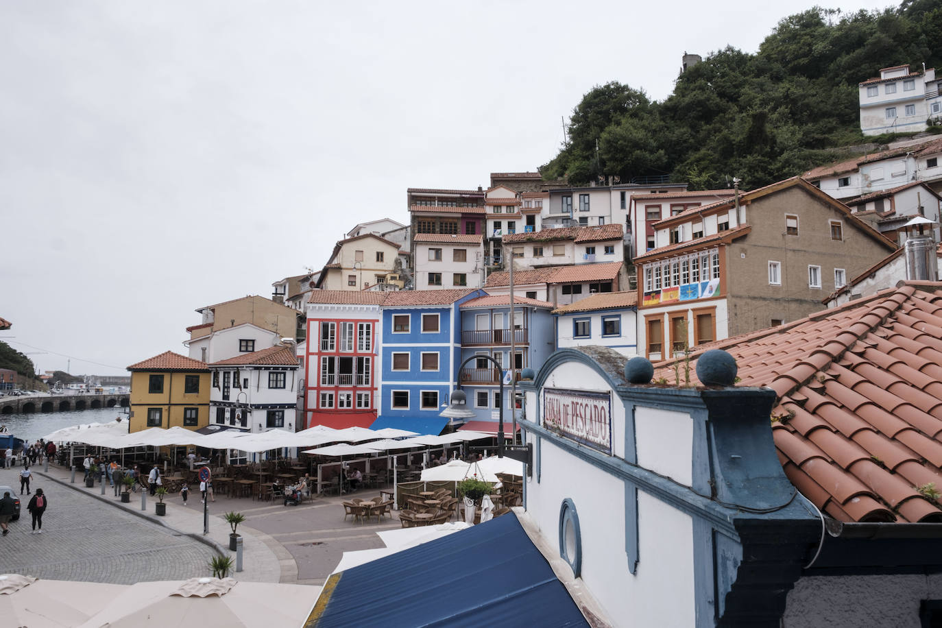 La Marina. El piso ocupa una planta de uno de los edificios que se alzan en la conocida plaza de la villa marinera de Cudillero.