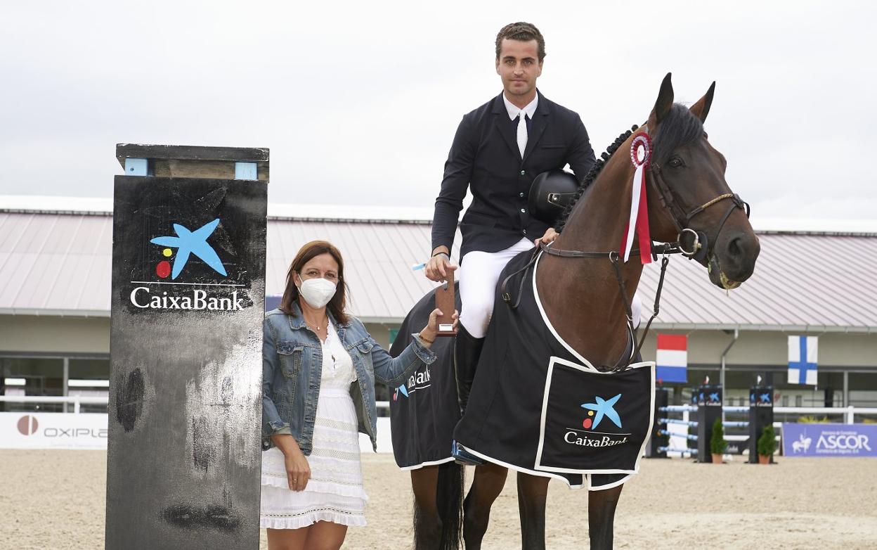 Entrecanales, con 'Baby Boy du Murger', recoge el premio como ganador de la prueba grande. 