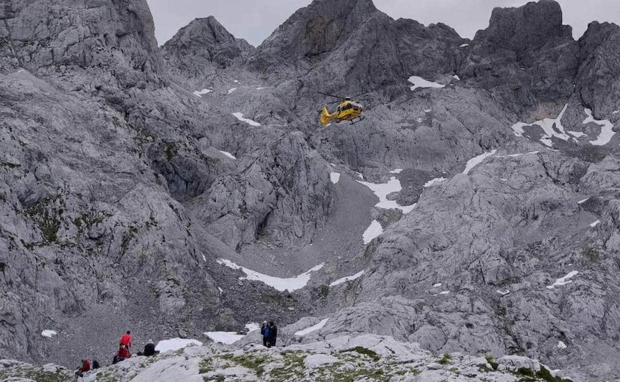 El grupo de rescate del SEPA, durante la intervención en Amieva 