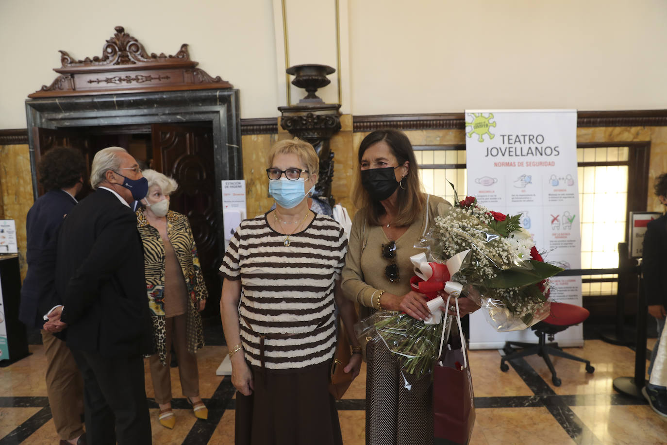 El palco de honor del Teatro Jovellanos ya tiene el nombre de Arturo Fernández. Es el homenaje que ha brindado la ciudad de Gijón al actor, fallecido hace dos años. Su viuda, Carmen Quesa, y el resto de sus familiares han asistido al emotivo acto, en el que se han descubierto una placa y un retrato del conocido intérprete.