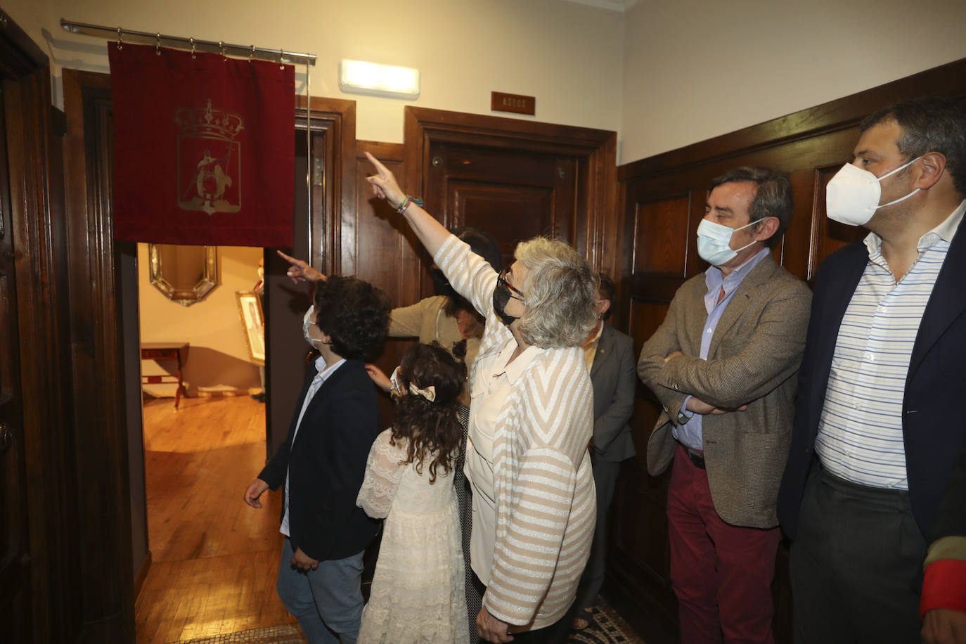 El palco de honor del Teatro Jovellanos ya tiene el nombre de Arturo Fernández. Es el homenaje que ha brindado la ciudad de Gijón al actor, fallecido hace dos años. Su viuda, Carmen Quesa, y el resto de sus familiares han asistido al emotivo acto, en el que se han descubierto una placa y un retrato del conocido intérprete.