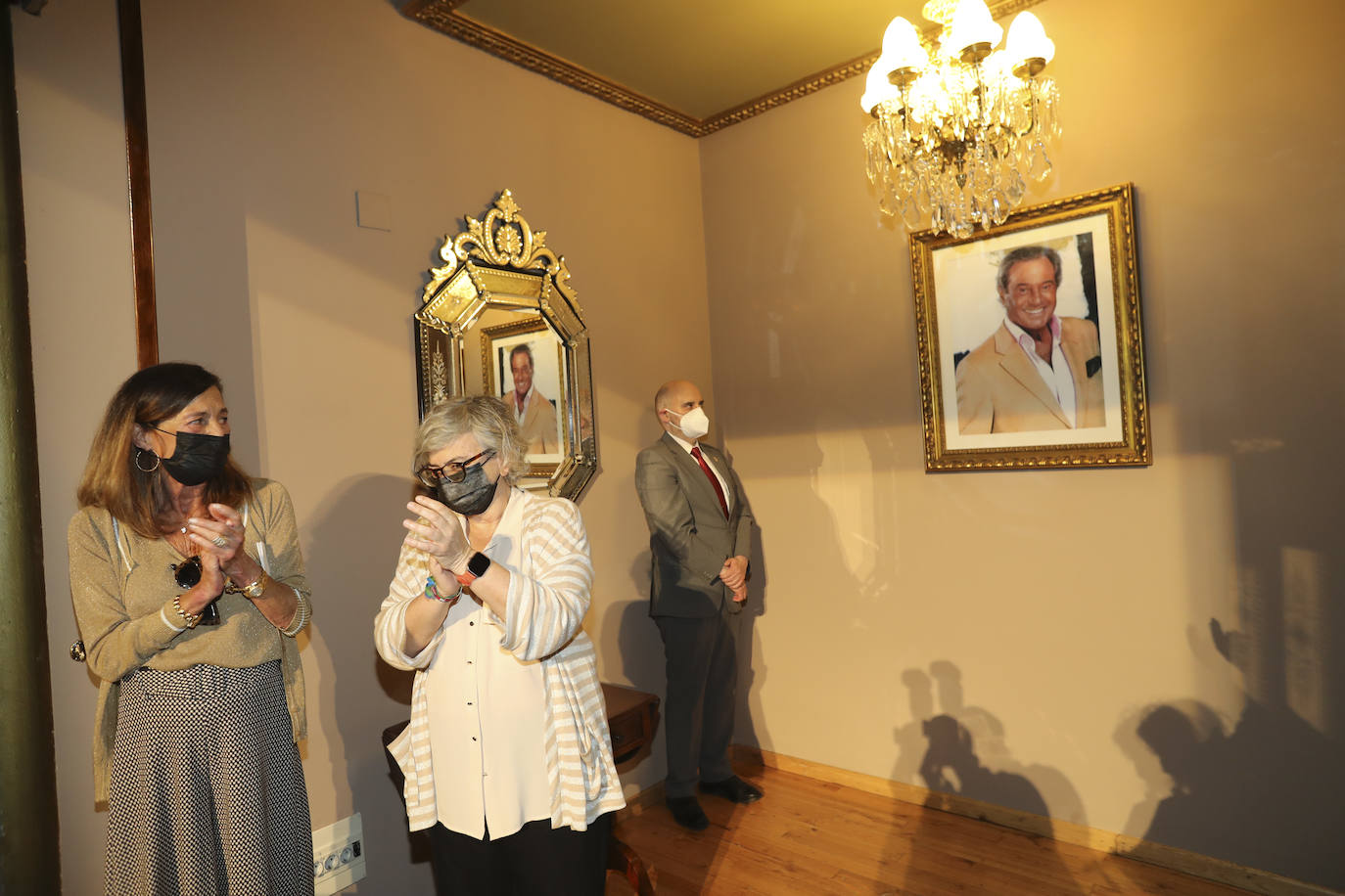 El palco de honor del Teatro Jovellanos ya tiene el nombre de Arturo Fernández. Es el homenaje que ha brindado la ciudad de Gijón al actor, fallecido hace dos años. Su viuda, Carmen Quesa, y el resto de sus familiares han asistido al emotivo acto, en el que se han descubierto una placa y un retrato del conocido intérprete.