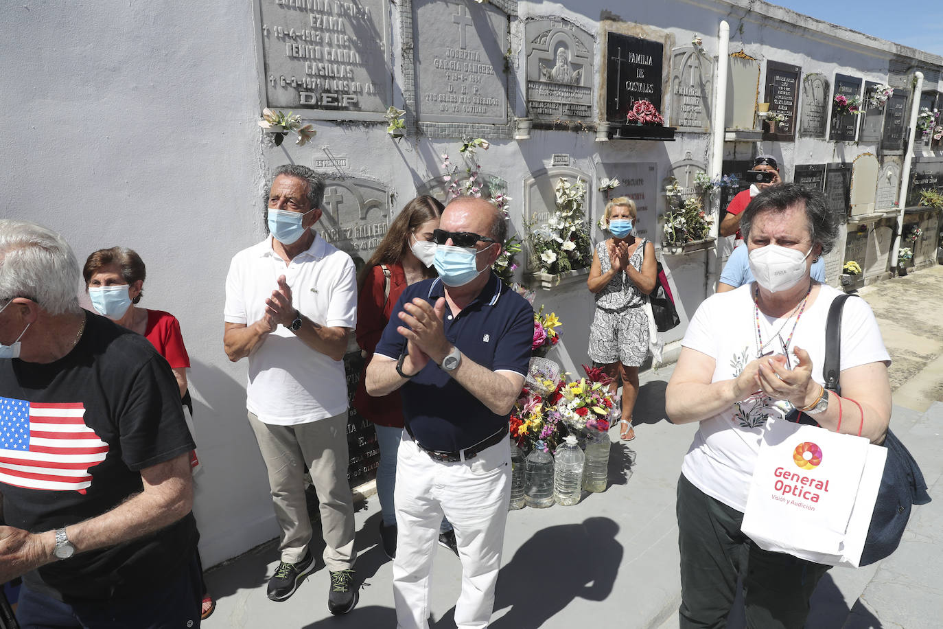 El actor y empresario teatral Arturo Fernández, ha sido homenajeado a los dos años de su muerte con una placa en su nicho de Ceares. El trabajo de su retrato ha sido obra de Juan García, amigo íntimo del actor, que contó con la colaboración del ceramista Alberto Estrada.