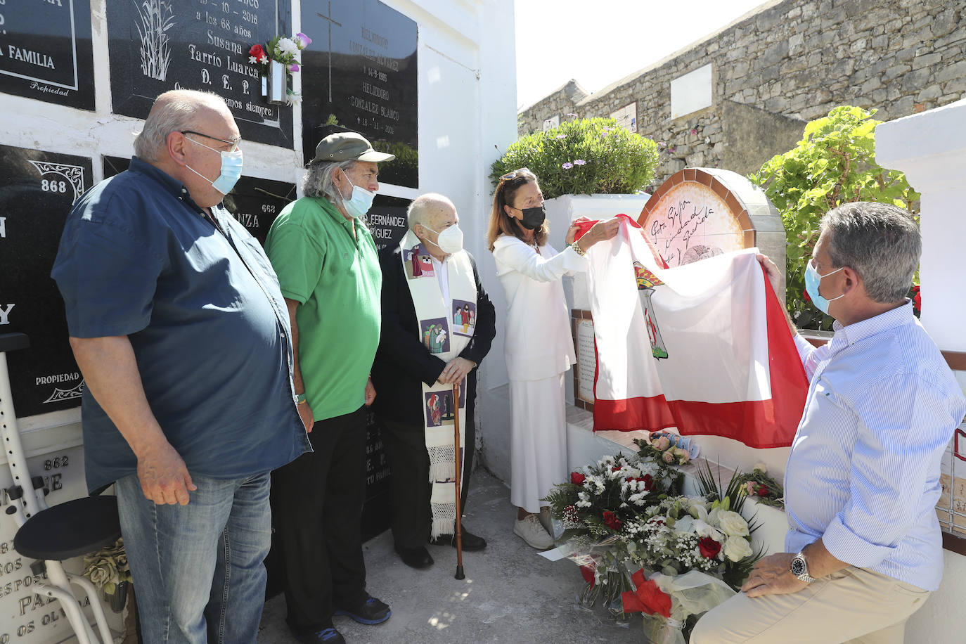 El actor y empresario teatral Arturo Fernández, ha sido homenajeado a los dos años de su muerte con una placa en su nicho de Ceares. El trabajo de su retrato ha sido obra de Juan García, amigo íntimo del actor, que contó con la colaboración del ceramista Alberto Estrada.