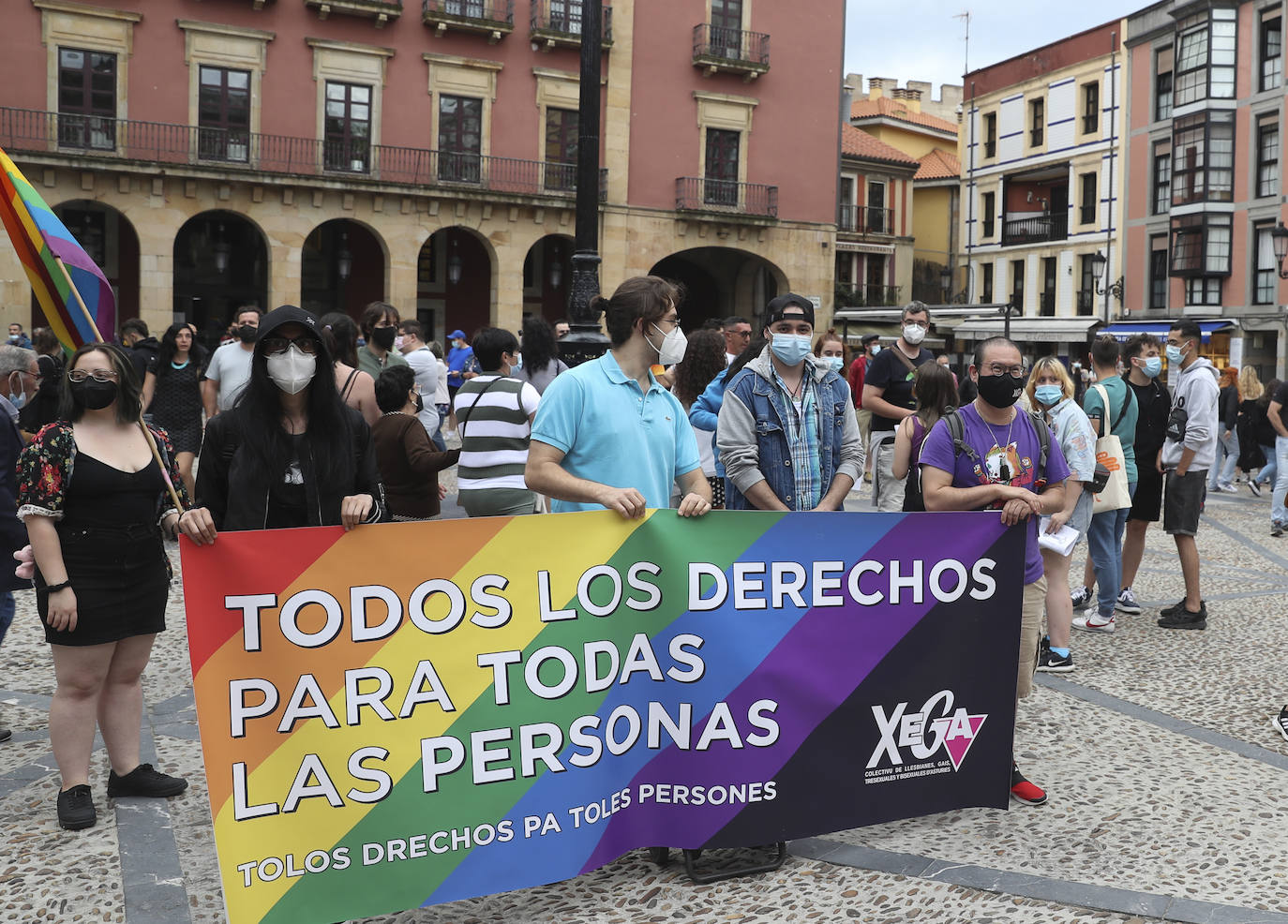  Los colores de la bandera arcoíris han llenado la Plaza Mayor de Gijón y la Escandalera de Oviedo. Decenas de personas se han concentrado este lunes en varios puntos de Asturias para justicia para Samuel, el joven que falleció a causa de una brutal paliza en A Coruña. Los primeros indicios apuntan a que se trata de una agresión homófoba y una amiga del fallecido que presenció la paliza ha explicado que los agresores le dijeron: «Para de grabarnos si no quieres que te mate, maricón»