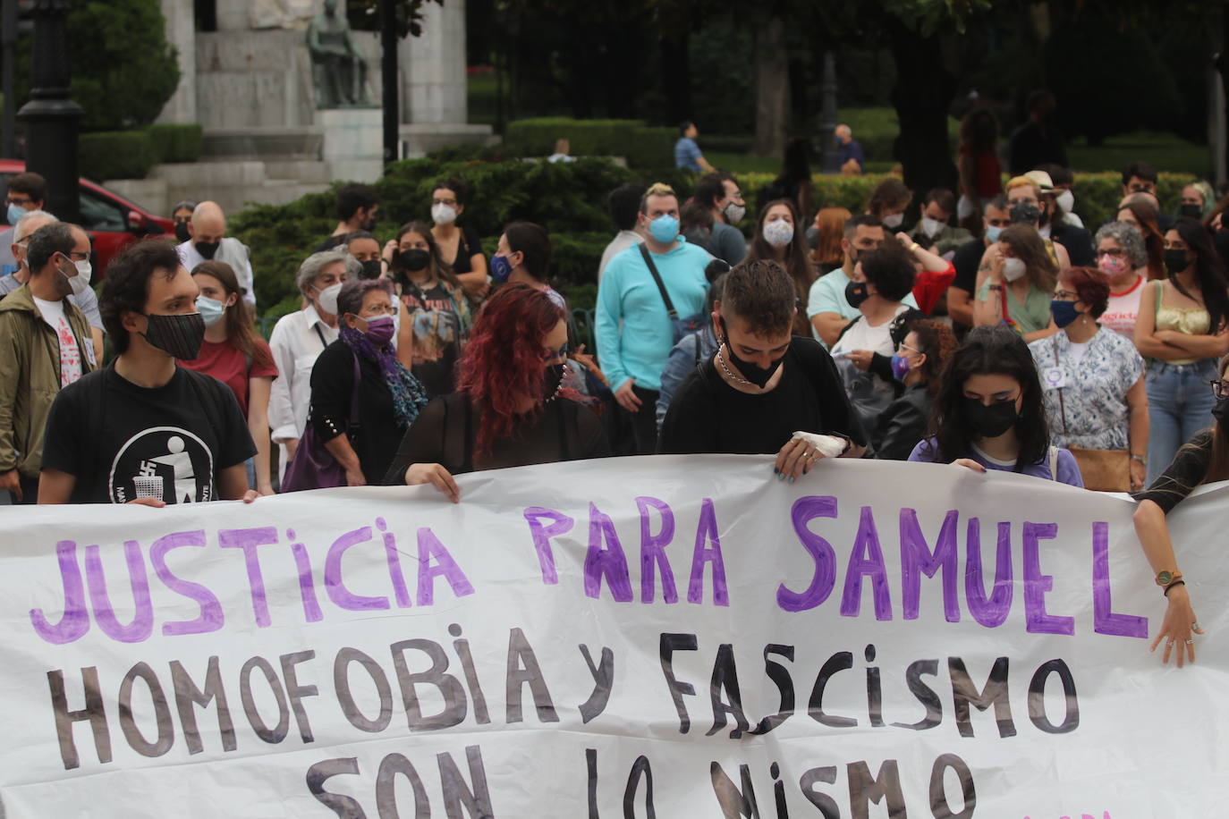  Los colores de la bandera arcoíris han llenado la Plaza Mayor de Gijón y la Escandalera de Oviedo. Decenas de personas se han concentrado este lunes en varios puntos de Asturias para justicia para Samuel, el joven que falleció a causa de una brutal paliza en A Coruña. Los primeros indicios apuntan a que se trata de una agresión homófoba y una amiga del fallecido que presenció la paliza ha explicado que los agresores le dijeron: «Para de grabarnos si no quieres que te mate, maricón»