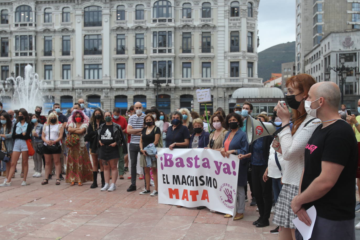  Los colores de la bandera arcoíris han llenado la Plaza Mayor de Gijón y la Escandalera de Oviedo. Decenas de personas se han concentrado este lunes en varios puntos de Asturias para justicia para Samuel, el joven que falleció a causa de una brutal paliza en A Coruña. Los primeros indicios apuntan a que se trata de una agresión homófoba y una amiga del fallecido que presenció la paliza ha explicado que los agresores le dijeron: «Para de grabarnos si no quieres que te mate, maricón»