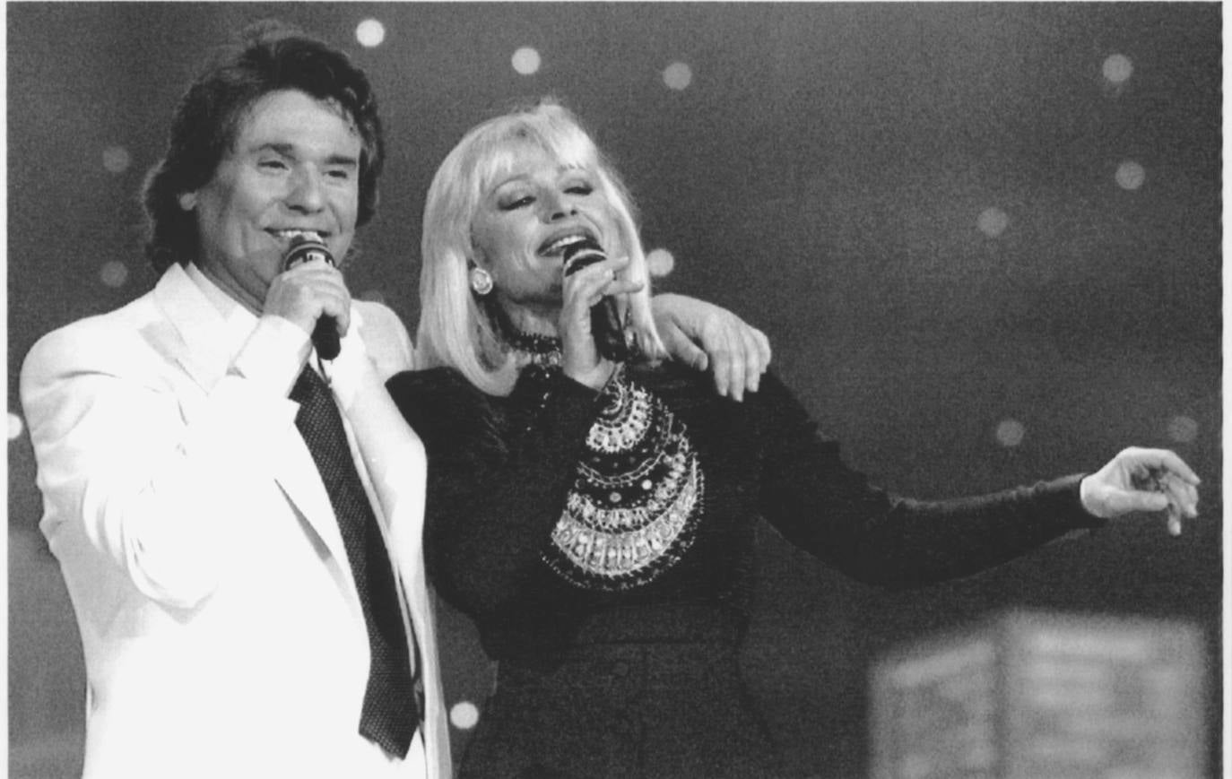 1992. Rafael y Raffaella Carrà cantando a duo 