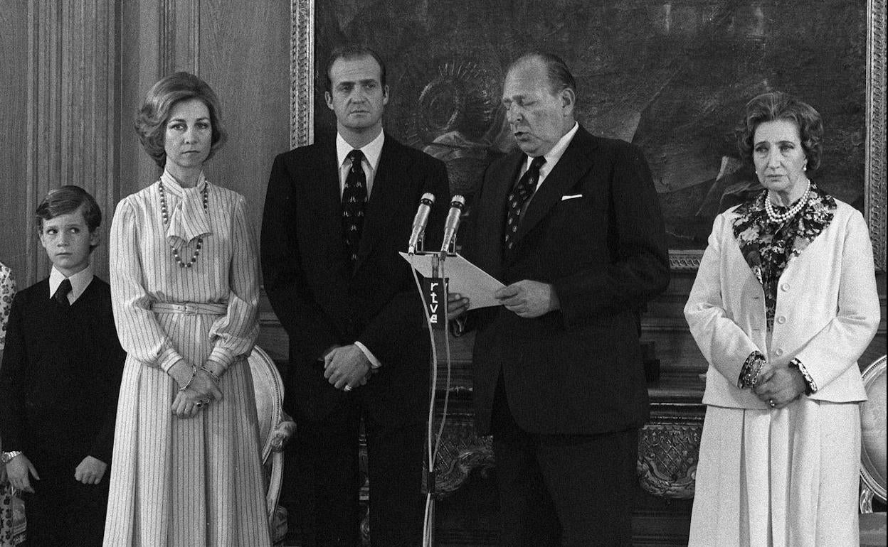 Don Juan cede sus derechos dinásticos y deja a su hijo Juan Carlos I la jefatura de la Familia y Casa Real de España en 1977