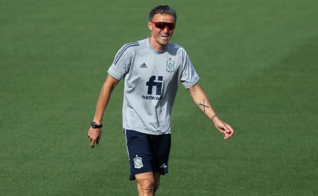 Luis Enrique, sonriente durante un entrenamiento de la selección.