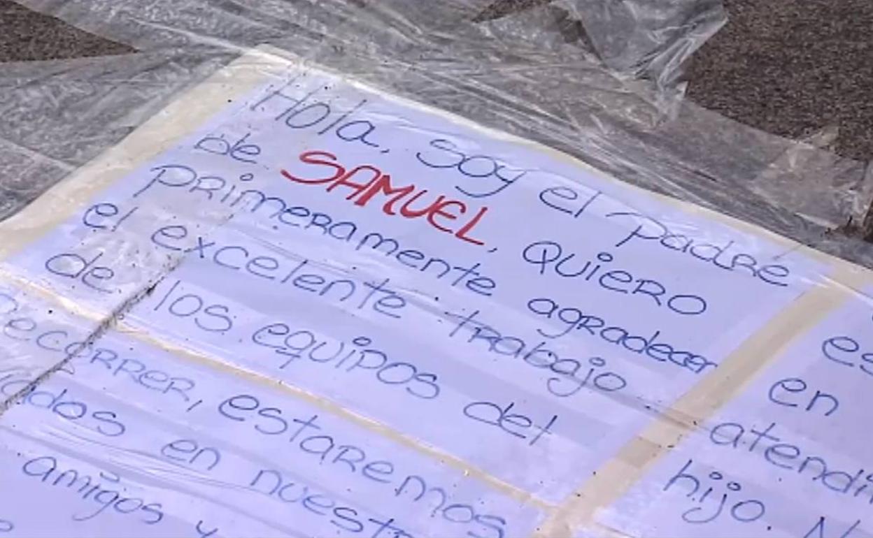 Fotografía de la carta que el padre de Samuel dejó en el lugar de los hechos.