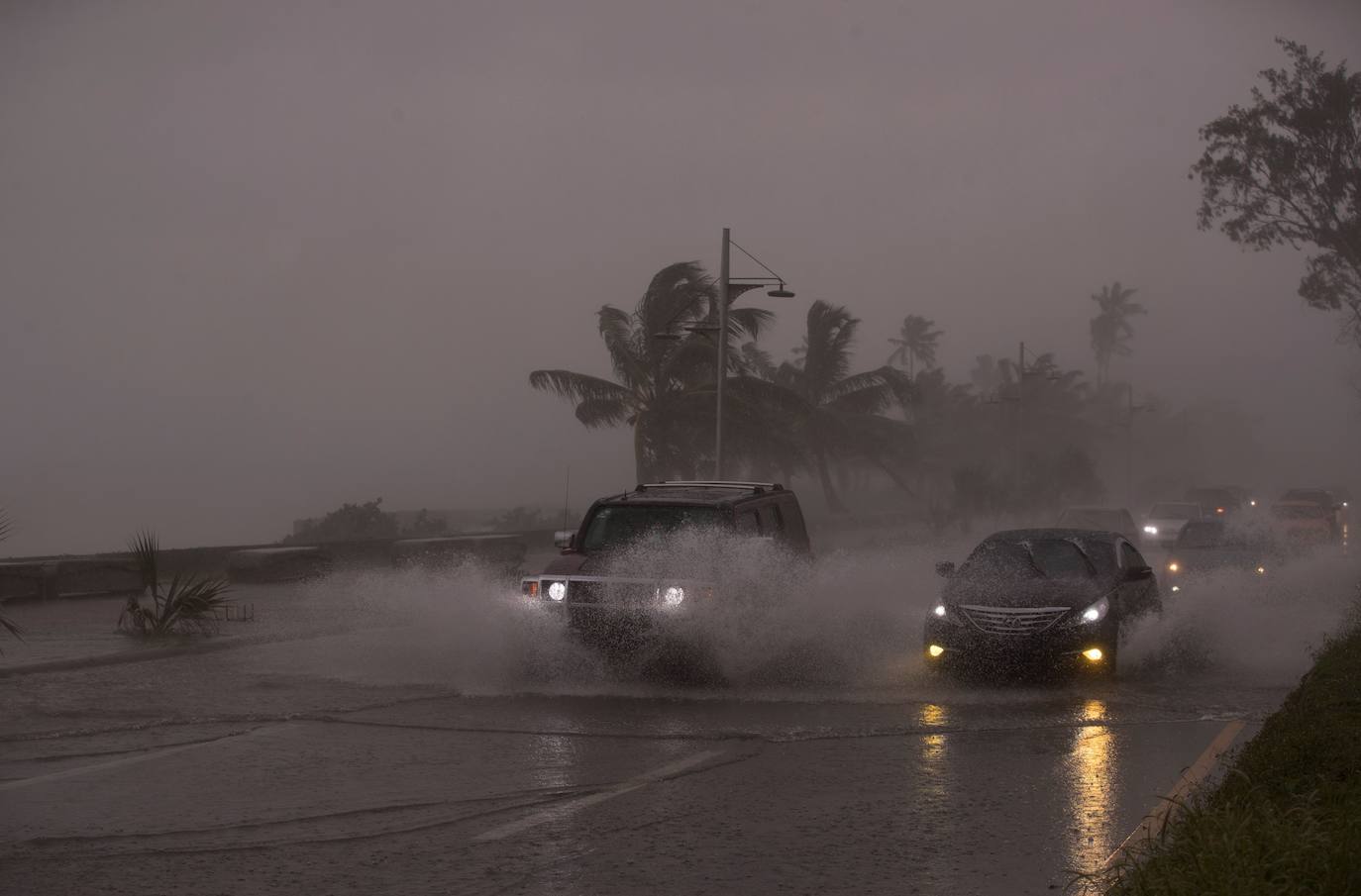 Tras dejar dos muertos en República Dominicana y un tercero en Santa Lucía, el huracán 'Elsa', ya degradado a tormenta tropical, ha proseguido su recorrido por el Caribe en Cuba, donde ha descargado la tarde de este lunes. Estas son algunas de las imágenes que ha dejado su paso por la isla.