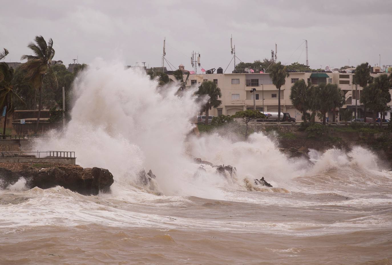 Tras dejar dos muertos en República Dominicana y un tercero en Santa Lucía, el huracán 'Elsa', ya degradado a tormenta tropical, ha proseguido su recorrido por el Caribe en Cuba, donde ha descargado la tarde de este lunes. Estas son algunas de las imágenes que ha dejado su paso por la isla.