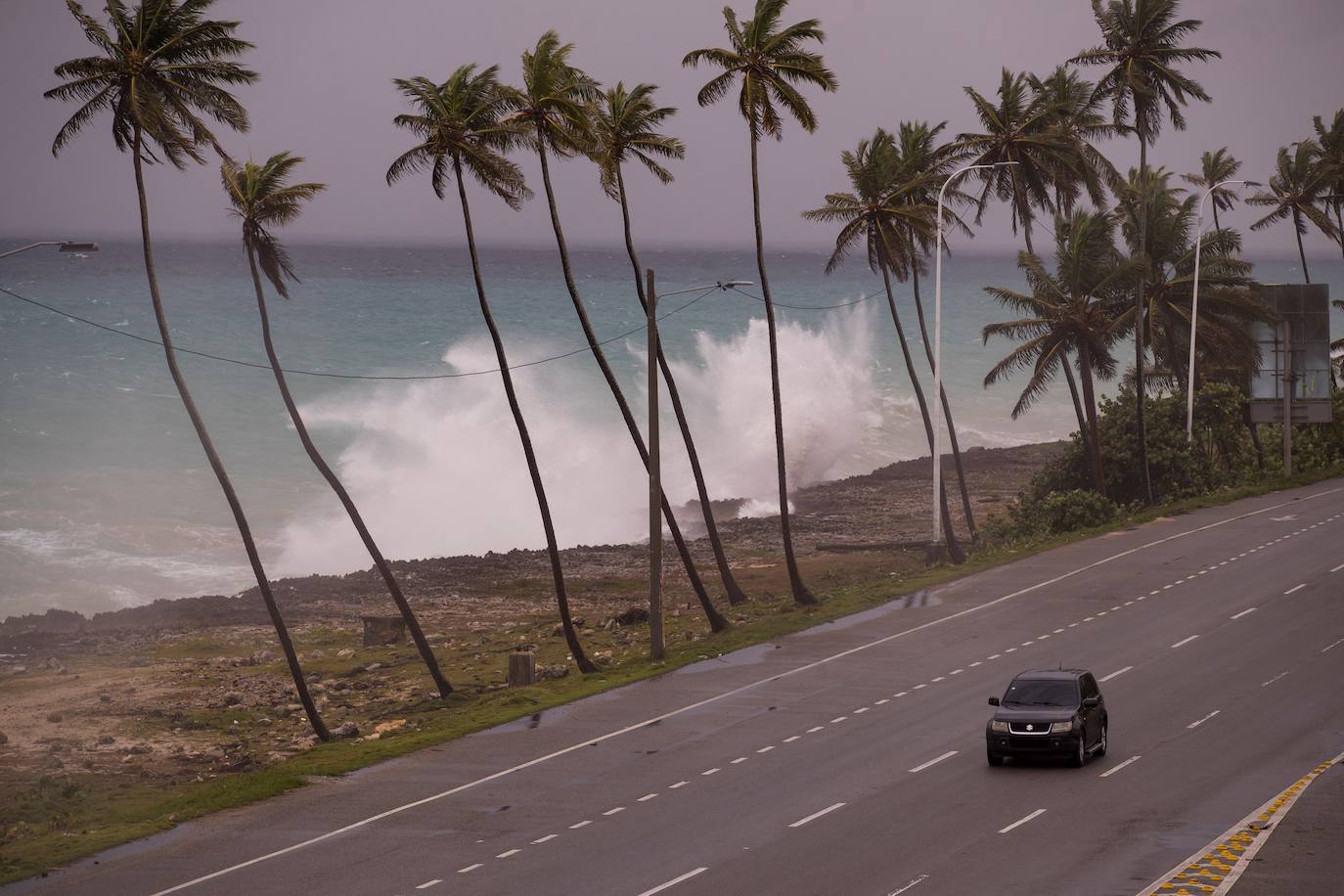 Tras dejar dos muertos en República Dominicana y un tercero en Santa Lucía, el huracán 'Elsa', ya degradado a tormenta tropical, ha proseguido su recorrido por el Caribe en Cuba, donde ha descargado la tarde de este lunes. Estas son algunas de las imágenes que ha dejado su paso por la isla.