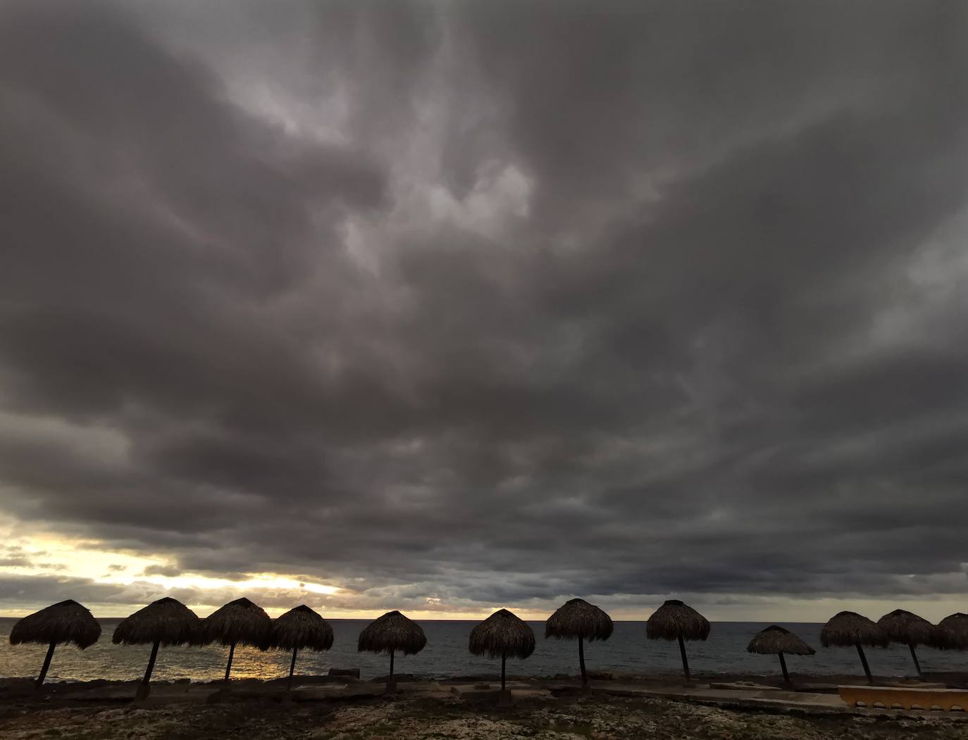 Tras dejar dos muertos en República Dominicana y un tercero en Santa Lucía, el huracán 'Elsa', ya degradado a tormenta tropical, ha proseguido su recorrido por el Caribe en Cuba, donde ha descargado la tarde de este lunes. Estas son algunas de las imágenes que ha dejado su paso por la isla.