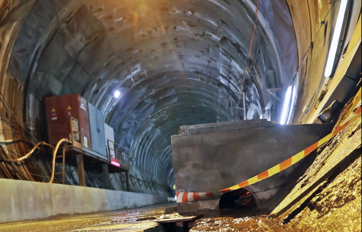 Agua fluyendo en una canaleta de la variante de Pajares. La mayoría procede de acúiferos y ríos leoneses y toda desemboca en el lado asturiano. 
