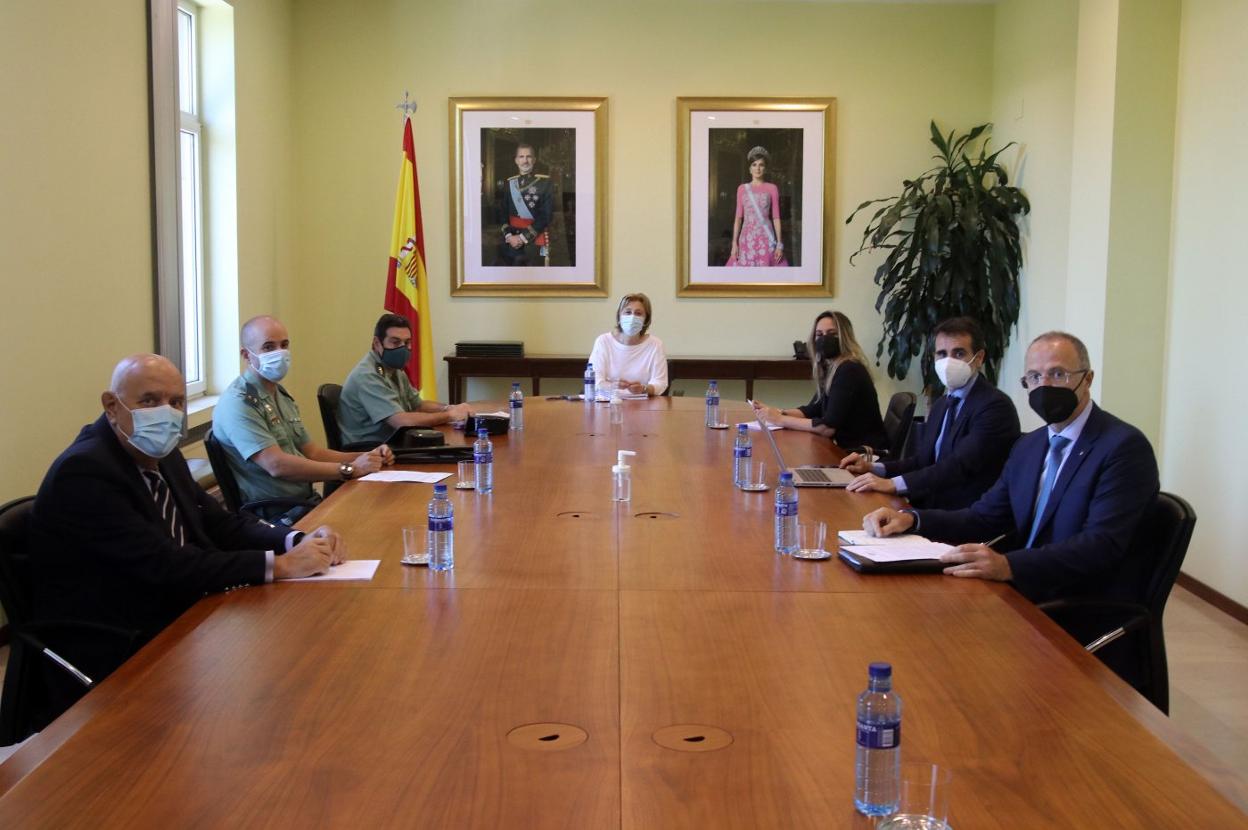 La delegada del Gobierno, la consejera y los representantes del SEPE y la Guardia Civil, ayer. 
