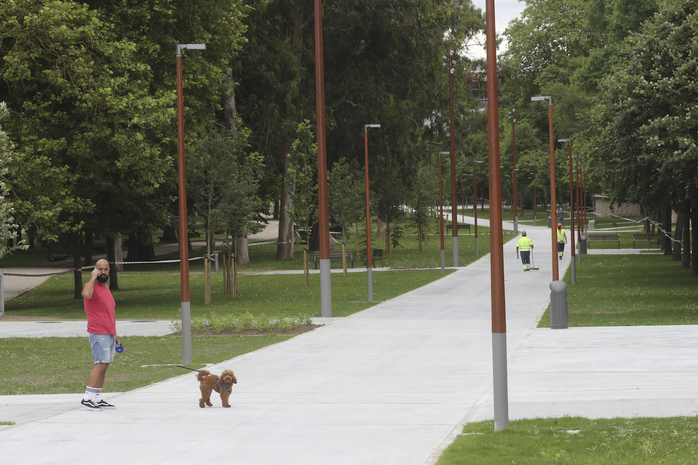 La avenida de El Molinón ha quedado inaugurada esta tarde de forma oficial con la visita de la alcaldesa Ana González y los concejales de Obras Públicas y Medio Ambiente, Olmo Ron y Aurelio Martín, respectivamente. La calle, convertida en un gran paseo peatonal, queda integrada por completo en el parque de Isabel la Católica.