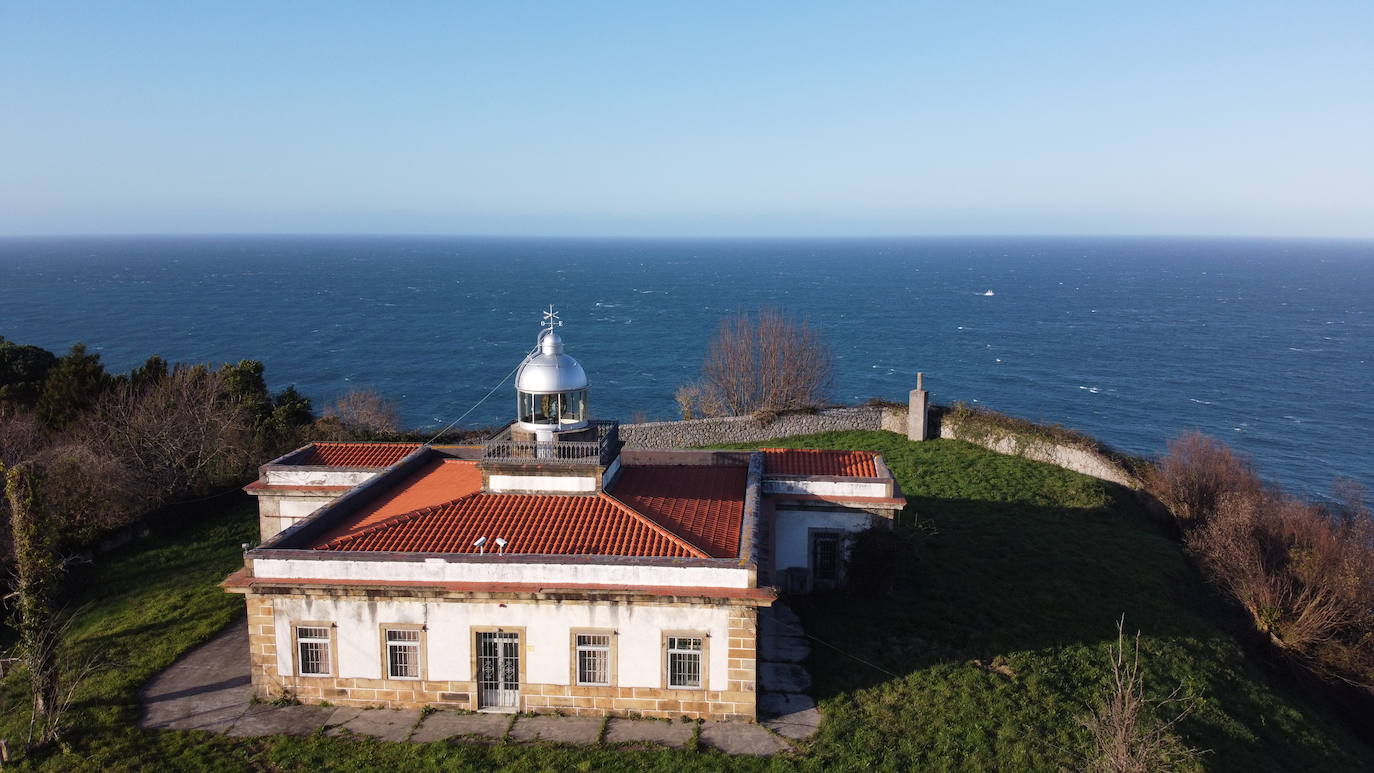 El faro de Ribadesella en la Punta de Somos