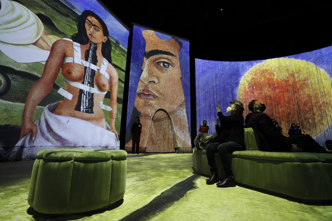 La exposición inmersiva 'Frida', inaugurada en Ciudad de Mexico, conforma una experiencia digital que muestra las diferentes facetas de la artista Frida Kahlo. Un suelo de arena blanca, paredes que se confunden, cortinas con texturas y proyecciones o las palabras de la pintora mexicana por escrito y en audio sorprenden a los visitantes. 