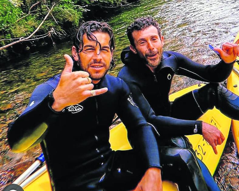 Imagen principal - Mario Casas, en piragua en Cabrales. El técnico Marcelino García Toral, en su visita al restaurante Carbón. El cocinero Ricardo Sotres, con Santi Cazorla, en El Retiro.