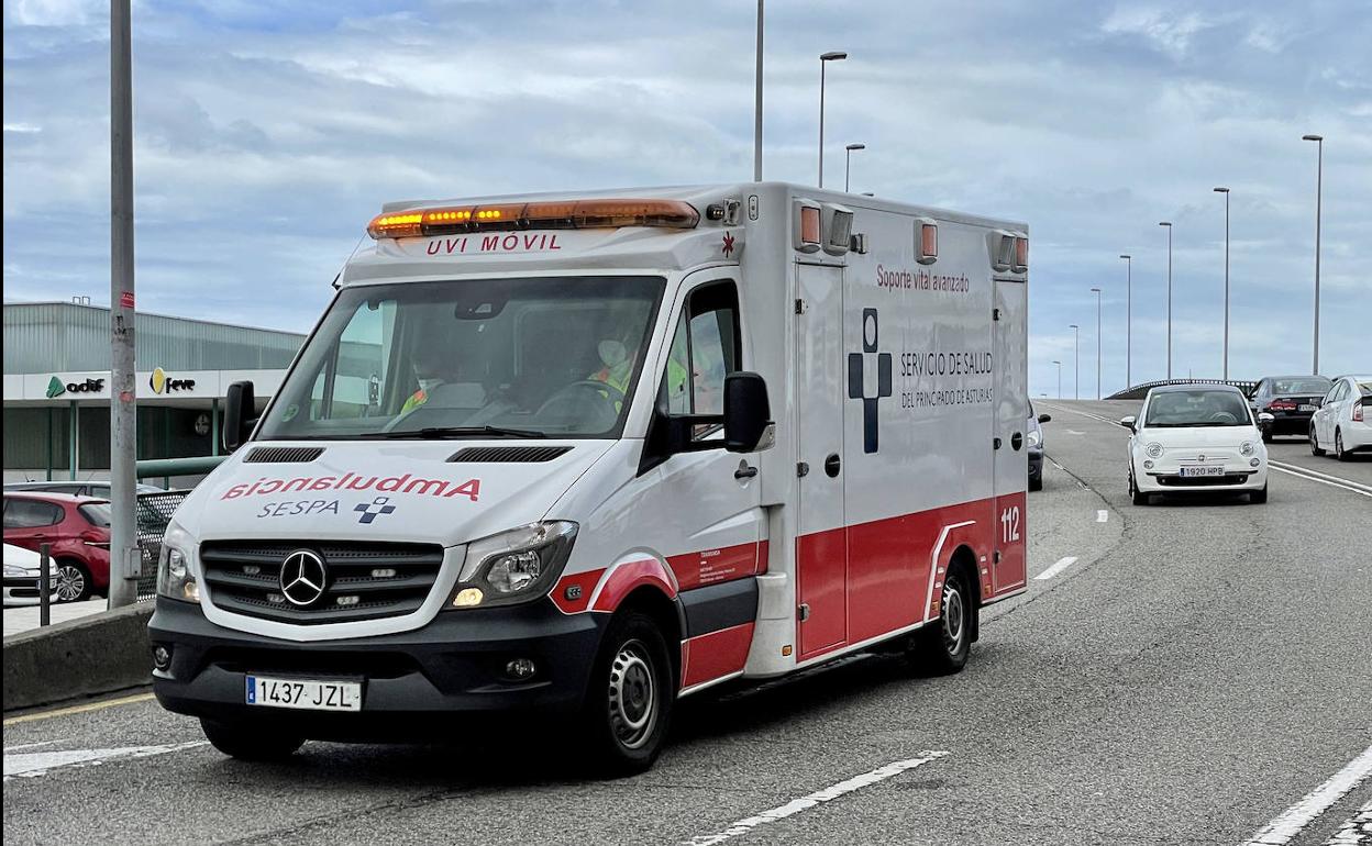 La ambulancia, en Carlos Marx, tras asistir al herido.