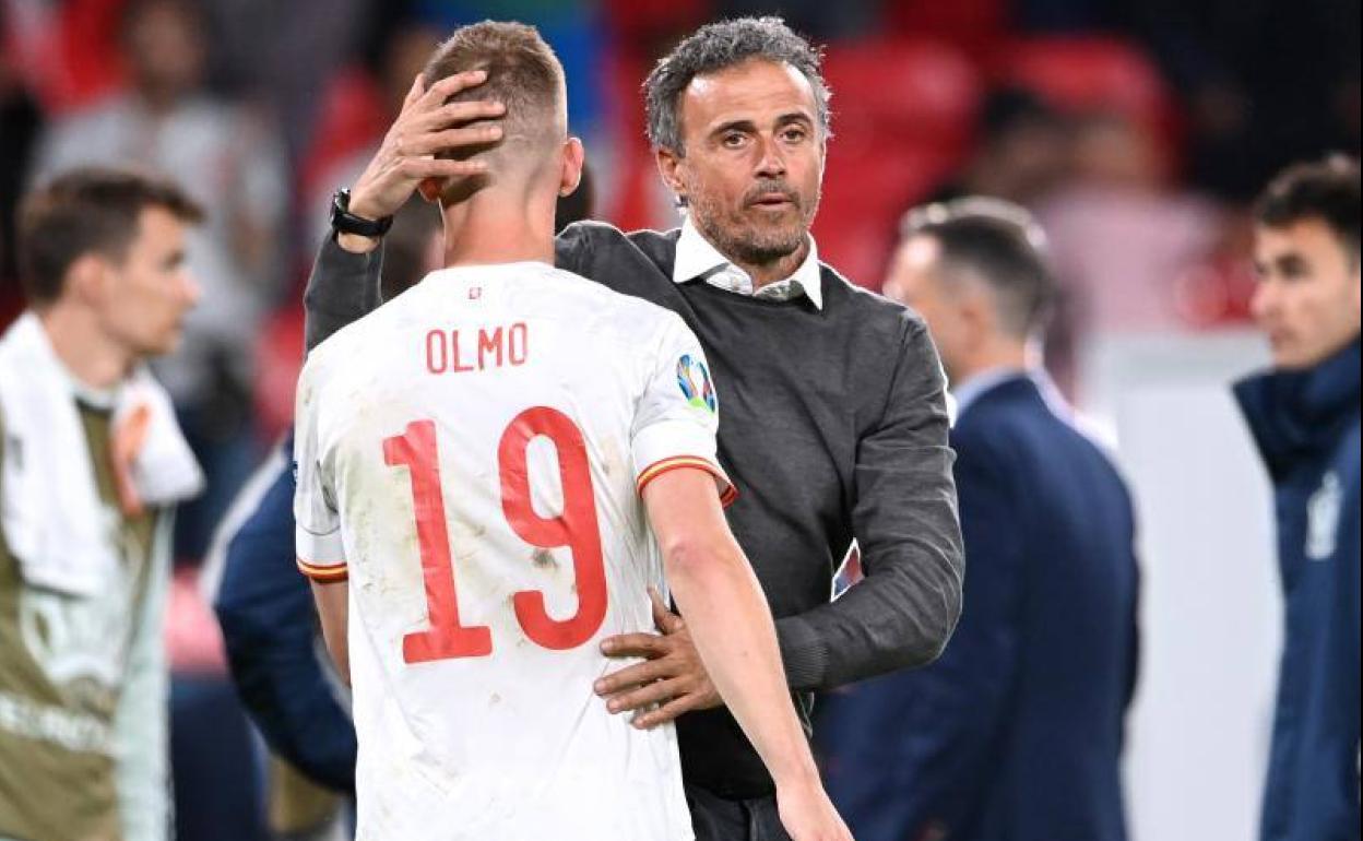 Luis Enrique junto a Dani Olmo tras la derrota ante Italia.