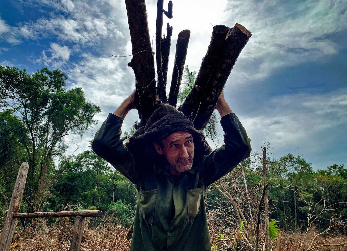 Los campesinos cubanos del Parque Nacional Ciénaga de Zapata, en Cuba, elaboran carbón vegetal con los mismos métodos y utensilios que sus antepasados, pero replantando árboles cortados.