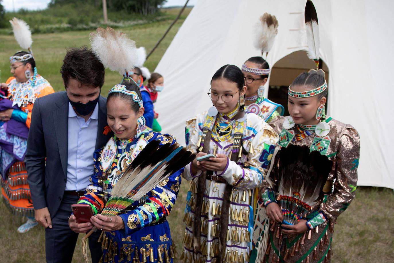 Ceremonia ritual indígena canadiense celebrada con motivo de la firma del acuerdo de Coordinación de la Ley Miyo Pimatisowin a la que asistió el primer ministro del país, Justin Trudeau.