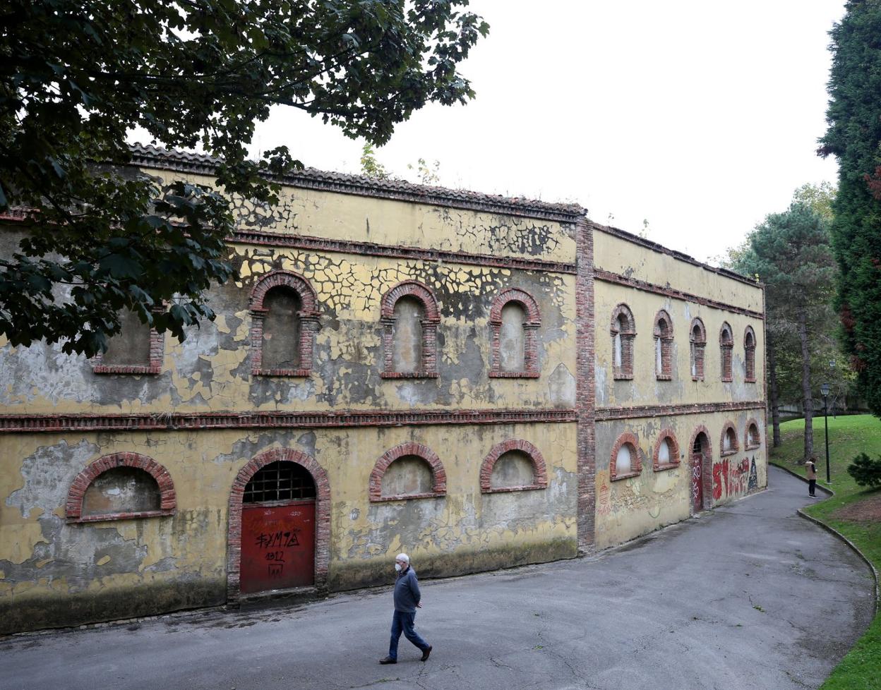 Fachada de la clausurada plaza de toros, que el Ayuntamiento quiere reconvertir en un recinto para cinco mil personas. 