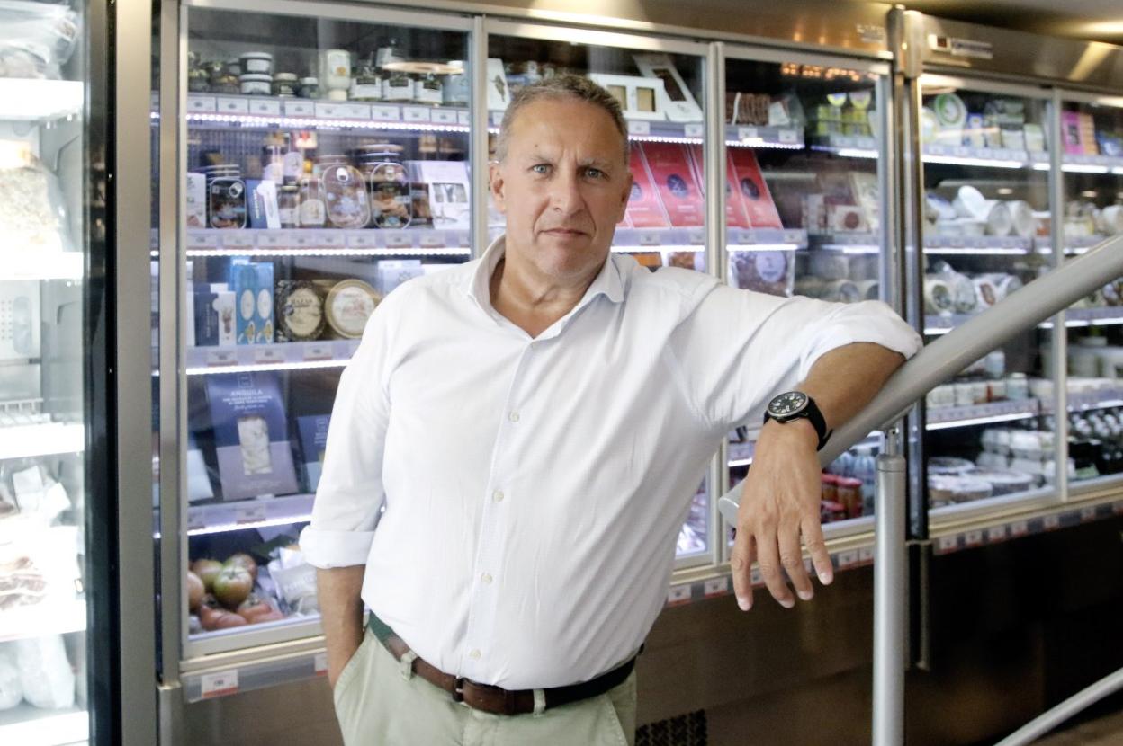 Orgulloso de sus raíces.Ramón Coalla en la tienda de la calle San Antonio. 