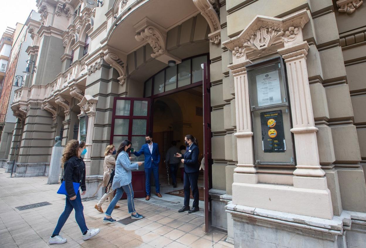 Acceso a uno de los espectáculos teatrales en el Palacio Valdés. 