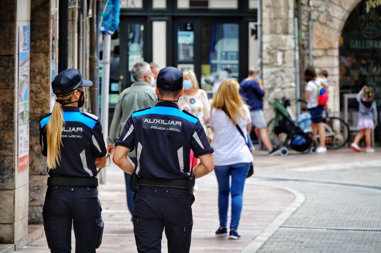 Dos agentes de policía local vigilan las calles de Llanes. 