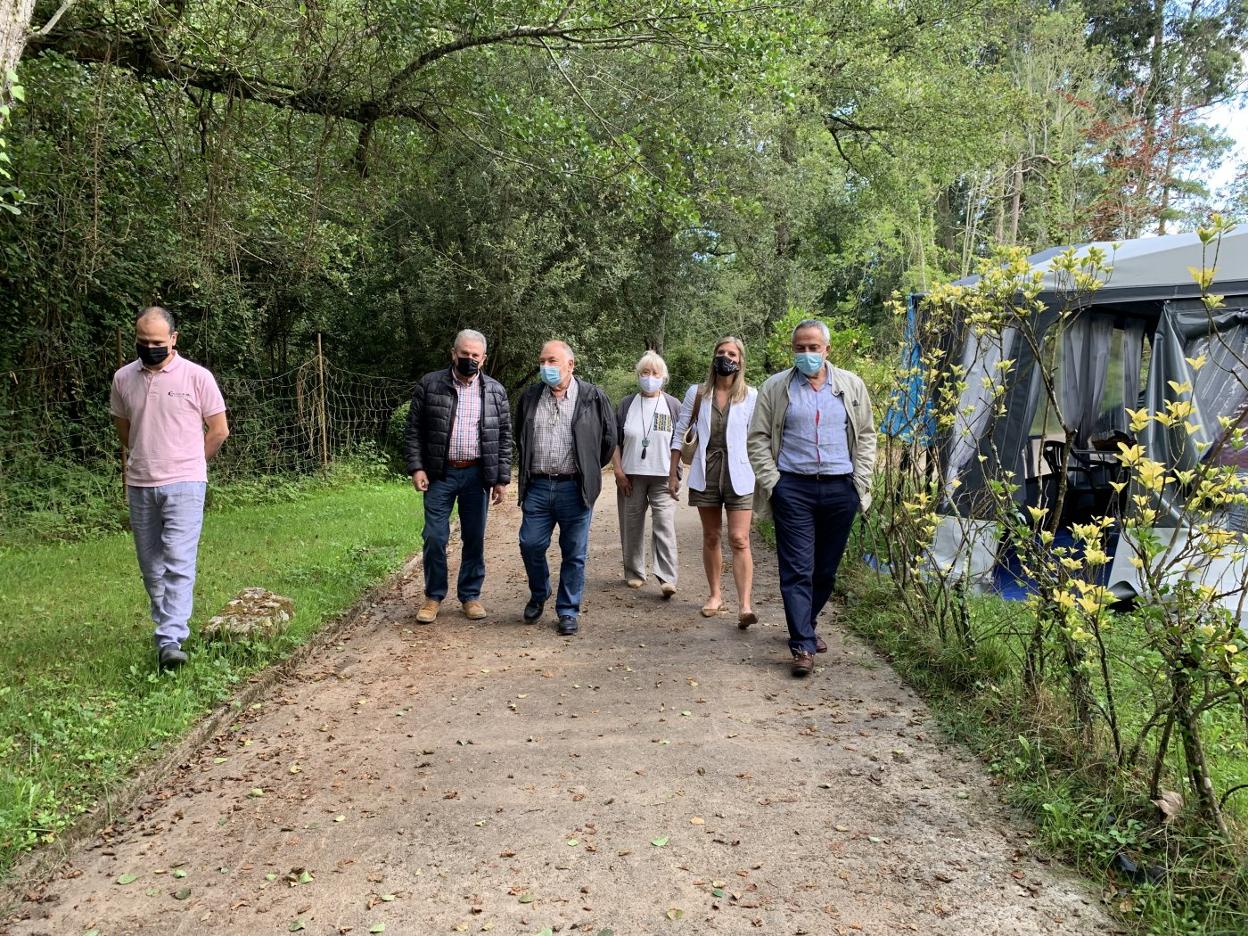 Adrián Cuesta, Ramón Álvarez, Ramón Canal, Elena Infiesta, Graciela Blanco y José Luis Díaz Bermúdez visitan el camping Playa de Vega, en Ribadesella. 