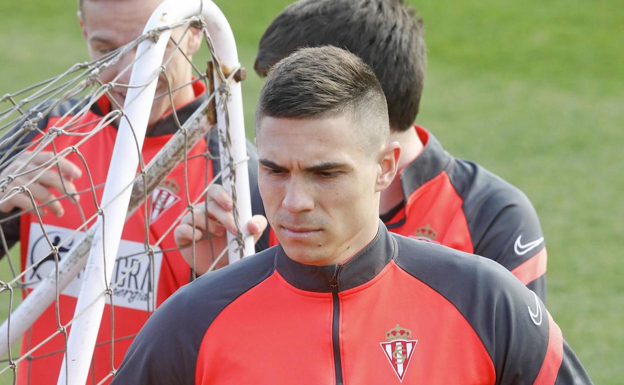 Djuka en un entrenamiento del Sporting en Mareo