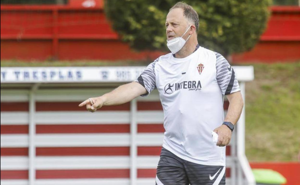 Eduardo Dominguez, durante el entrenamiento de esta mañana.