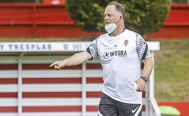 Eduardo Domínguez: «En todos los clubes hay 3 ó 4 jugadores rácanos, que se escaquean, pero en este Sporting, no»