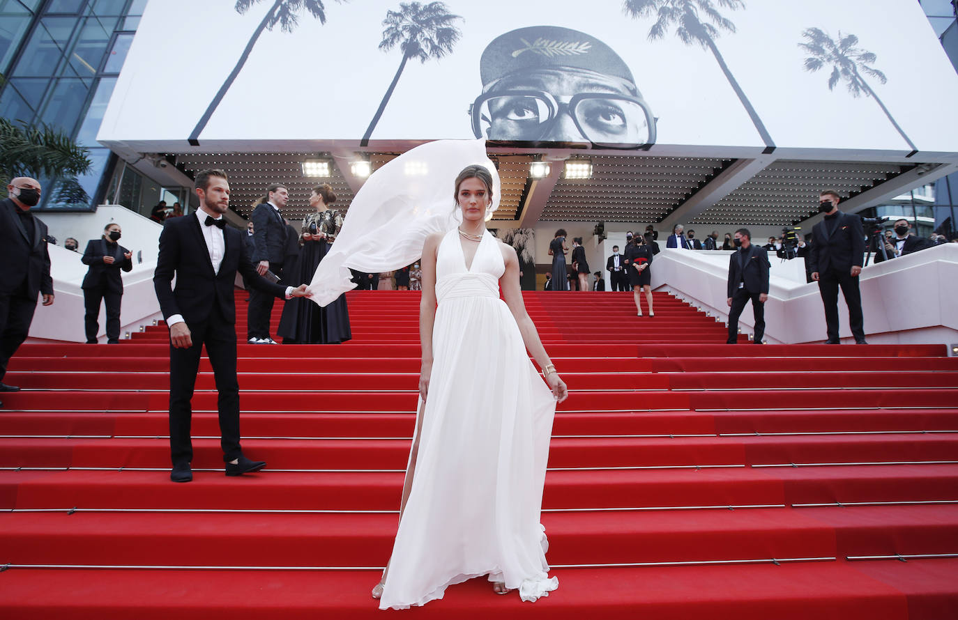 Este mes se celebra el festival de cine de Cannes, donde este miércoles se ha celebrado la alfombra roja con todas las estrellas invitadas. Se trata de una cita en la que actores, productores y directores muestran a menudo sus mejores galas, desde las más sobrias a las atrevidamente extravagantes.