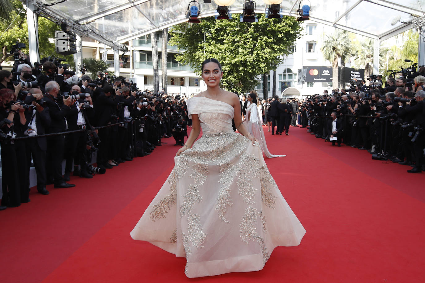 Este mes se celebra el festival de cine de Cannes, donde este miércoles se ha celebrado la alfombra roja con todas las estrellas invitadas. Se trata de una cita en la que actores, productores y directores muestran a menudo sus mejores galas, desde las más sobrias a las atrevidamente extravagantes.