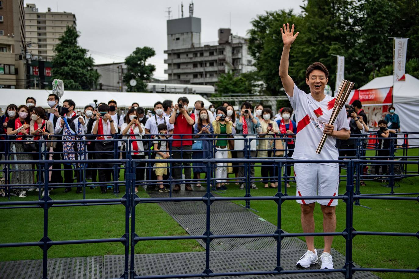 El exjugador de tenis japonés Shuzo Matsuoka y la extiradora paralímpica Aki Taguchi han sido los encargados de prender la llama olímpica de los Juegos de Tokio 2020, que debido a la panemia se celebrarán este verano, un año después de lo previsto, y sin público. La ceremonia que marca el inicio de la cuenta atrás hacia el mayor evento deportivo del mundo se ha celebrado este viernes en el parque olímpico Komazawa. Han asistido, además de ambos deportistas, la gobernadora de Tokio, Yuriko Koike. 