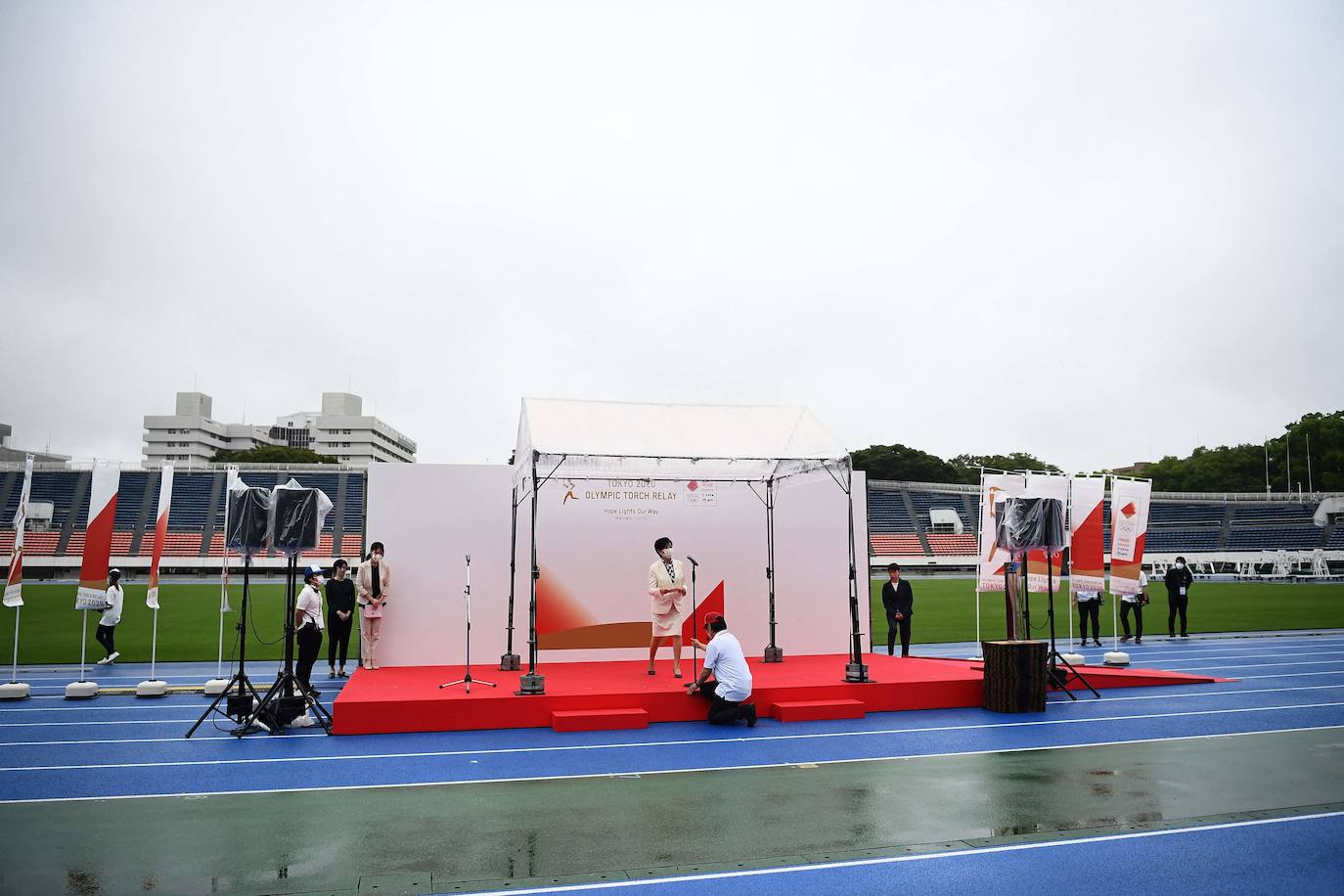 El exjugador de tenis japonés Shuzo Matsuoka y la extiradora paralímpica Aki Taguchi han sido los encargados de prender la llama olímpica de los Juegos de Tokio 2020, que debido a la panemia se celebrarán este verano, un año después de lo previsto, y sin público. La ceremonia que marca el inicio de la cuenta atrás hacia el mayor evento deportivo del mundo se ha celebrado este viernes en el parque olímpico Komazawa. Han asistido, además de ambos deportistas, la gobernadora de Tokio, Yuriko Koike. 